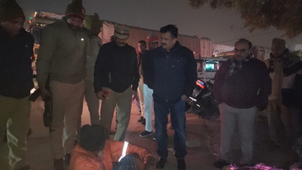 जिलाधिकारी डॉ दिनेश चंद्र सिंह रैन बसेरे का औचक निरीक्षण करते हुए जिलाधिकारी डॉ दिनेश चंद्र सिंह रैन बसेरे का औचक निरीक्षण करते हुए