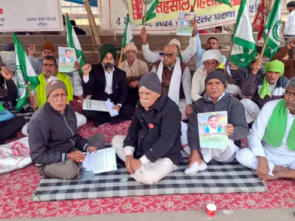 लघु सचिवालय के समक्ष धरना देते किसान। लघु सचिवालय के समक्ष धरना देते किसान।