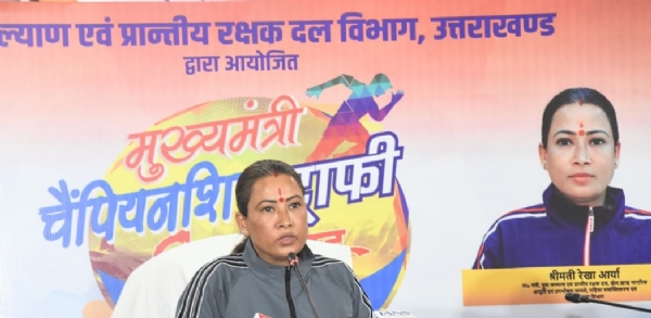 मंत्री रेखा आर्या पत्रकारों से बातचीत करती। मंत्री रेखा आर्या पत्रकारों से बातचीत करती।