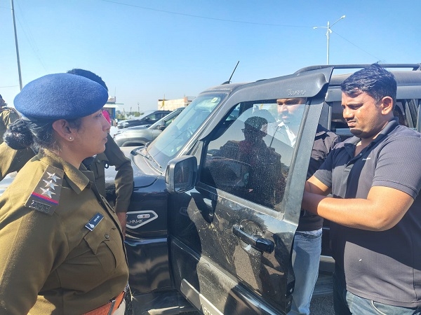 दतिया शहर में चैंकिंग के दौरान गाड़ियों में अवैध रूप से लगी ब्लैक फिल्म को वाहन मालिकों से ही हटवाई दतिया शहर में चैंकिंग के दौरान गाड़ियों में अवैध रूप से लगी ब्लैक फिल्म को वाहन मालिकों से ही हटवाई