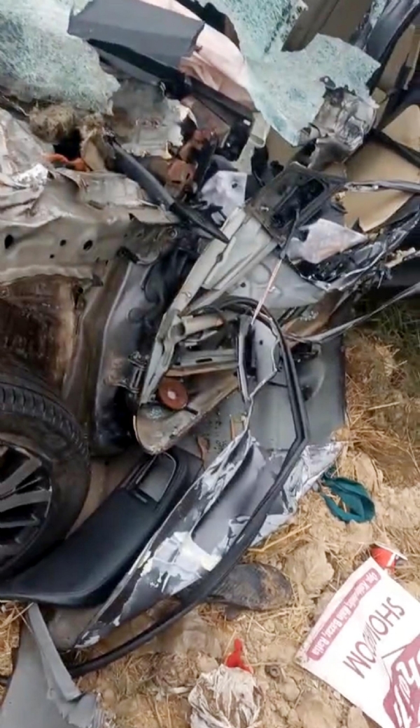 रतिया में दुर्घटनाग्रस्त कार। रतिया में दुर्घटनाग्रस्त कार।