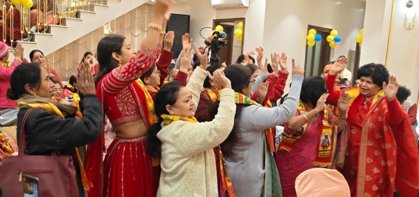 रामगंगा विहार स्थित सांई गार्डन में आठ दिवसीय श्रीमद् भागवत भक्ति ज्ञान यज्ञ महोत्सव कथा में नृत्य करते भक्त। रामगंगा विहार स्थित सांई गार्डन में आठ दिवसीय श्रीमद् भागवत भक्ति ज्ञान यज्ञ महोत्सव कथा में नृत्य करते भक्त।