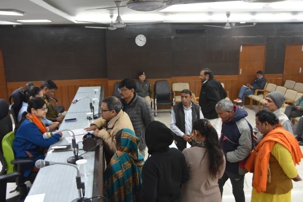 समाधान शिविर में लोगों की समस्याएं सुनती पानीपत जिला परिषद की सीईओ डॉ किरण सिंह समाधान शिविर में लोगों की समस्याएं सुनती पानीपत जिला परिषद की सीईओ डॉ किरण सिंह