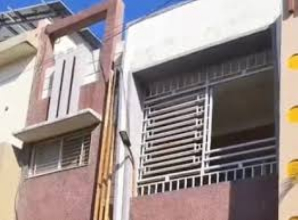 इंदौर में घर में मिले पति-पत्नी के शव इंदौर में घर में मिले पति-पत्नी के शव