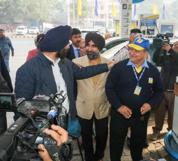 दिल्ली के पर्यावरण मंत्री मनजिंदर सिंह सिरसा जनपथ स्थित पेट्रोल पंप पर कार्यरत कर्मचारियों से नियमों को लेकर चर्चा करते दिल्ली के पर्यावरण मंत्री मनजिंदर सिंह सिरसा जनपथ स्थित पेट्रोल पंप पर कार्यरत कर्मचारियों से नियमों को लेकर चर्चा करते