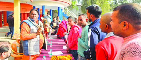 शिविर में लोगों की समस्याएं सुनते देशराज कर्णवाल