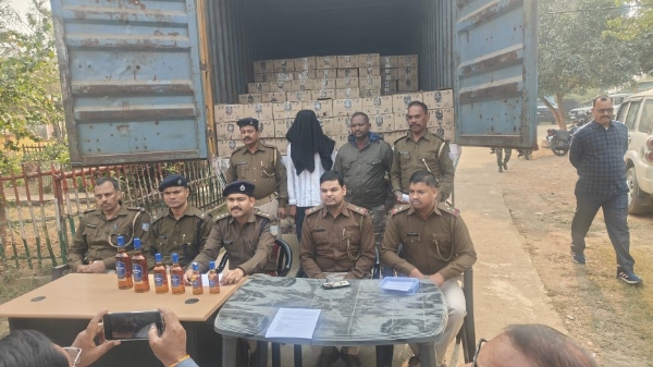 बरामद शराब, गिरफ्तार चालक के बारे में जानकारी देते डीएसपी चिरंजीव मंडल बरामद शराब, गिरफ्तार चालक के बारे में जानकारी देते डीएसपी चिरंजीव मंडल