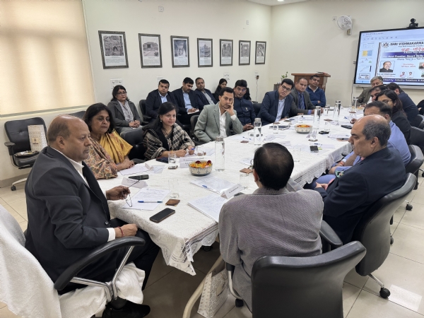 एसवीएसयू में आयोजित गोल मेज़ कॉन्फ्रेंस में उद्योग जगत के प्रतिनिधियों से विचार-विमर्श करते कुलगुरु प्रोफ़ेसर दिनेश कुमार। एसवीएसयू में आयोजित गोल मेज़ कॉन्फ्रेंस में उद्योग जगत के प्रतिनिधियों से विचार-विमर्श करते कुलगुरु प्रोफ़ेसर दिनेश कुमार।