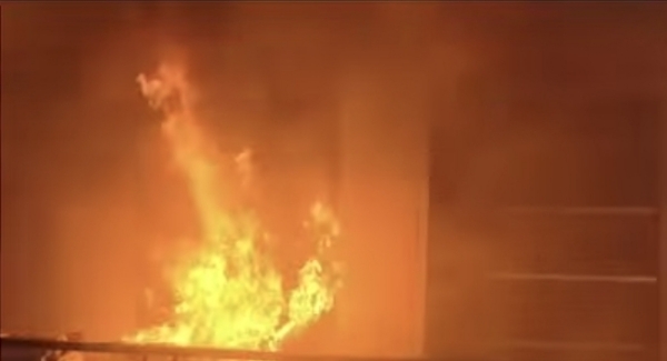 आवासीय कॉलोनी में तीन मंजिला चप्पल–जूते के गोदाम में भीषण आग आवासीय कॉलोनी में तीन मंजिला चप्पल–जूते के गोदाम में भीषण आग