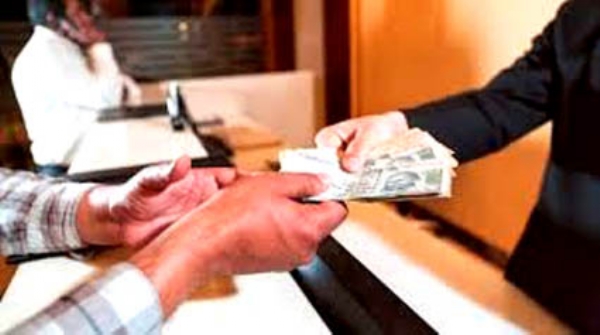 रिश्वत लेते गिरफ्तार रिश्वत लेते गिरफ्तार