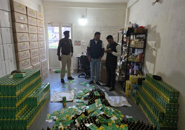 आयुर्वेदिक दवा बनाने वाली अवैध फैक्ट्री पर प्रशासन की कार्रवाई आयुर्वेदिक दवा बनाने वाली अवैध फैक्ट्री पर प्रशासन की कार्रवाई