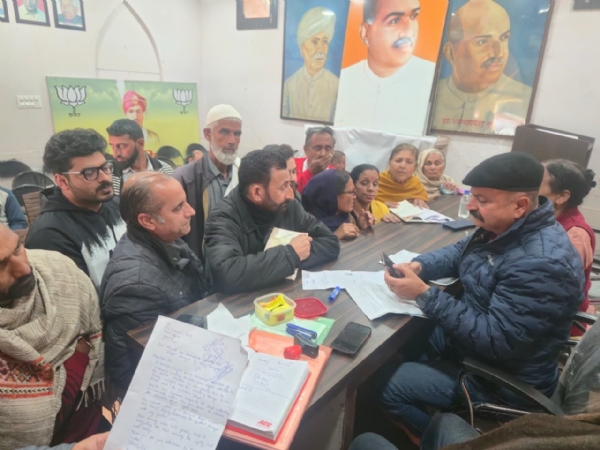 जम्मू ईस्ट में जन समस्याओं के समाधान को लेकर पब्लिक दरबार आयोजित जम्मू ईस्ट में जन समस्याओं के समाधान को लेकर पब्लिक दरबार आयोजित