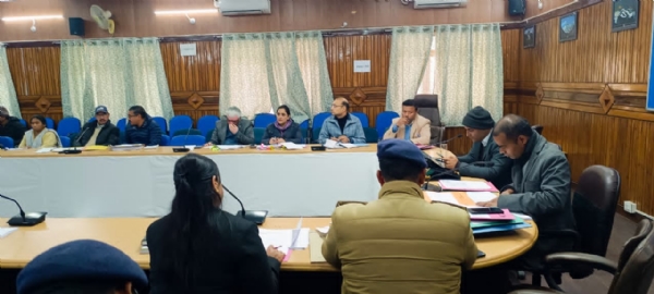 मानसिक स्वास्थ्य पर बैठक लेते जिलाधिकारी मानसिक स्वास्थ्य पर बैठक लेते जिलाधिकारी