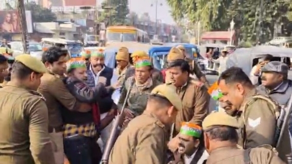 मनरेगा से महात्मा गांधी का नाम हटाने के विरोध में चौकी चौराहे पर प्रदर्शन करते कांग्रेस कार्यकर्ता, नारेबाजी के दौरान पुलिस ने कई कार्यकर्ताओं को हिरासत में लिया। मनरेगा से महात्मा गांधी का नाम हटाने के विरोध में चौकी चौराहे पर प्रदर्शन करते कांग्रेस कार्यकर्ता, नारेबाजी के दौरान पुलिस ने कई कार्यकर्ताओं को हिरासत में लिया।