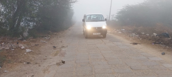 कोहरे में लाइट जला कर गुजरते हुए वाहन। कोहरे में लाइट जला कर गुजरते हुए वाहन।