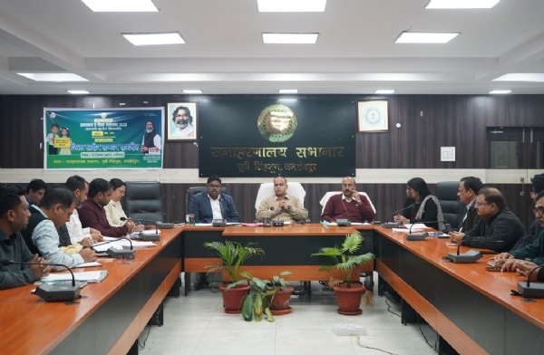 बैठक करते उपायुक्त कर्ण सत्यार्थी बैठक करते उपायुक्त कर्ण सत्यार्थी