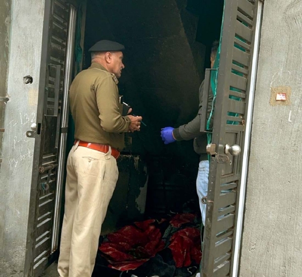 घटनास्थल पर जांच करती पुलिस। घटनास्थल पर जांच करती पुलिस।