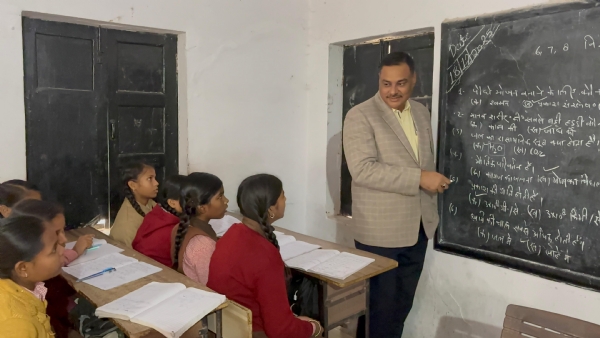 बच्चों को पढ़ाते डीएम पवन कुमार गगवार बच्चों को पढ़ाते डीएम पवन कुमार गगवार
