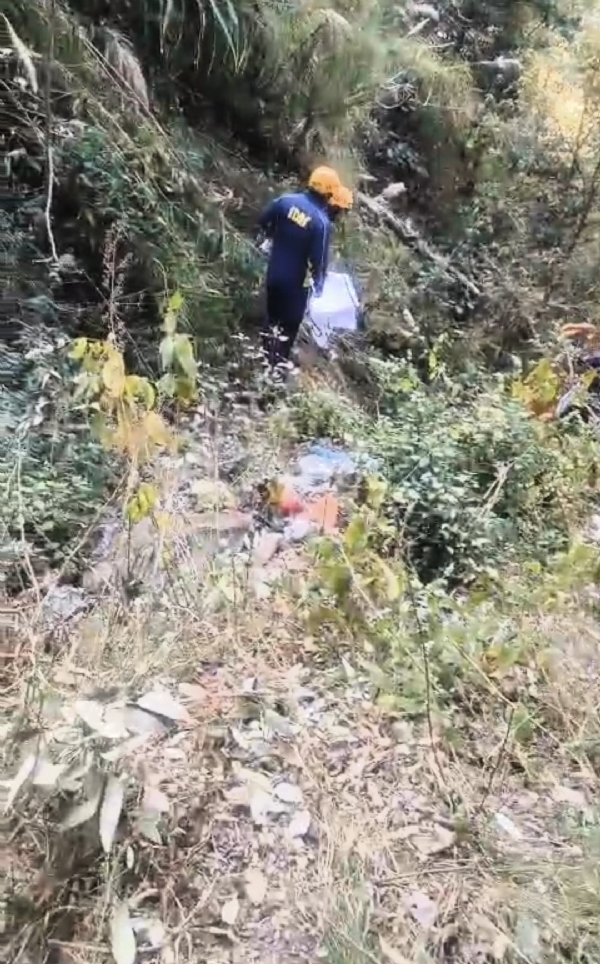 रेस्क्यू करती टीम रेस्क्यू करती टीम