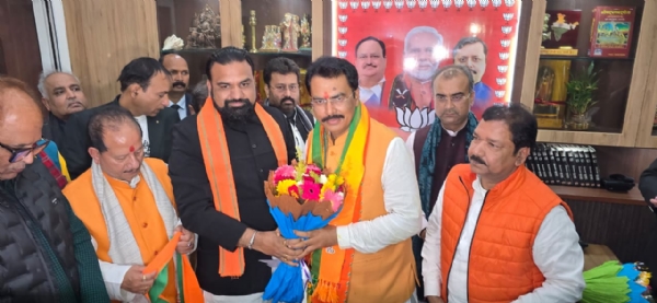 उप मुख्यमंत्री सम्राट चौधरी संजय सरावगी काे बधााइ देते् उप मुख्यमंत्री सम्राट चौधरी संजय सरावगी काे बधााइ देते्