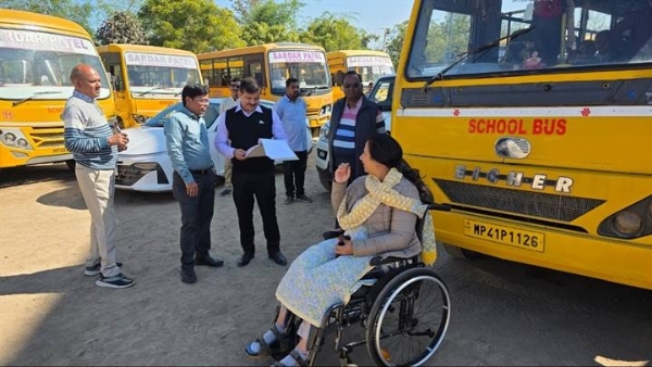 इंदौरः नियमों का उल्लंघन करने वाले स्कूली वाहनों पर कार्रवाई इंदौरः नियमों का उल्लंघन करने वाले स्कूली वाहनों पर कार्रवाई