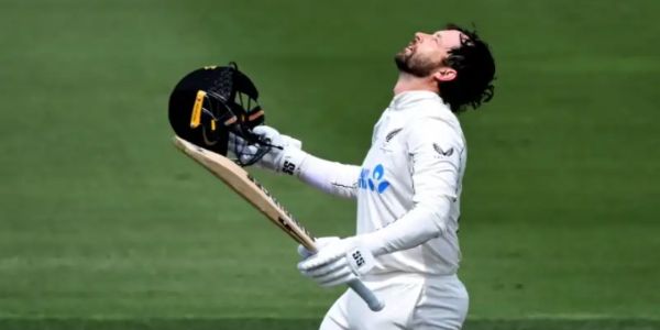 शतक लगाने के बाद जश्न मनाते डेवोन कॉनवे