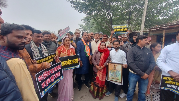 बीजेपी कार्यालय पर प्रदर्शन करते हुए कांग्रेसी कार्यकर्ता बीजेपी कार्यालय पर प्रदर्शन करते हुए कांग्रेसी कार्यकर्ता