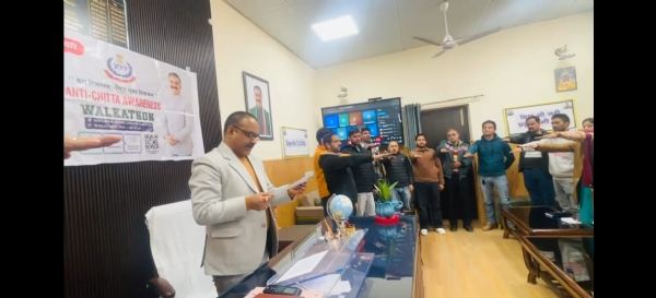 कार्यालय के अधिकारियों-कर्मचारियों ने ली शपथ कार्यालय के अधिकारियों-कर्मचारियों ने ली शपथ