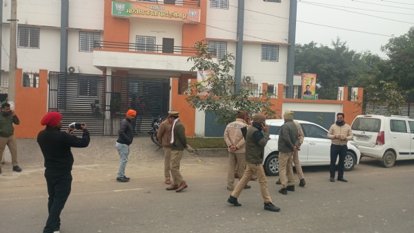 बीजेपी कार्यालय पर तैनात पुलिस कर्मी बीजेपी कार्यालय पर तैनात पुलिस कर्मी