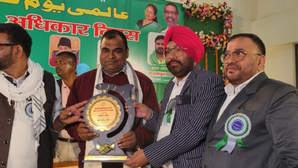 सम्मानित करते सम्मानित करते