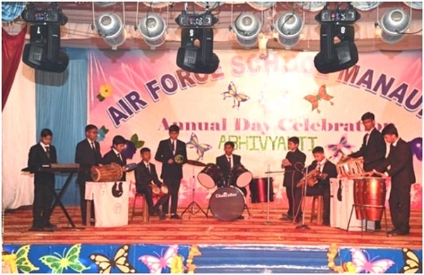 कार्यक्रम प्रस्तुत करते बच्चे कार्यक्रम प्रस्तुत करते बच्चे