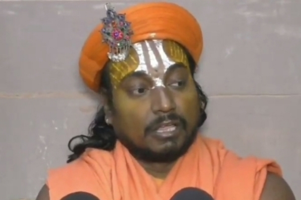 महंत बालक दास पत्रकारों से वार्ता करते हुए महंत बालक दास पत्रकारों से वार्ता करते हुए