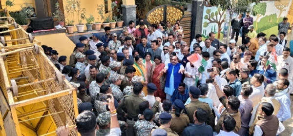 धमतरी जिला भाजपा कार्यालय का घेराव करते हुए कांग्रेसी। धमतरी जिला भाजपा कार्यालय का घेराव करते हुए कांग्रेसी।