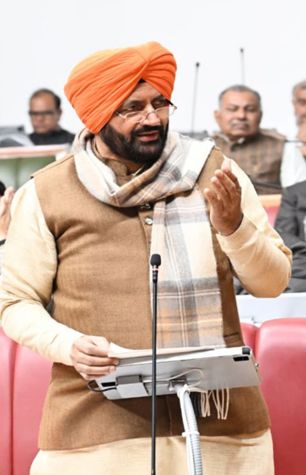 हरियाणा के मुख्यमंत्री नायब सैनी भूपेंद्र हुड्डा का सदन में स्वागत करते हुए हरियाणा के मुख्यमंत्री नायब सैनी भूपेंद्र हुड्डा का सदन में स्वागत करते हुए