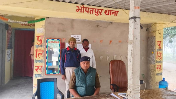 पुलिस गिरफ्त में इनामी बदमाश पुलिस गिरफ्त में इनामी बदमाश