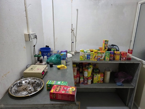 आयुर्वेदिक दवा बनाने वाली अवैध फैक्ट्री पर प्रशासन की कार्रवाई आयुर्वेदिक दवा बनाने वाली अवैध फैक्ट्री पर प्रशासन की कार्रवाई