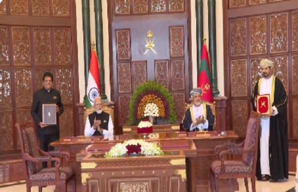 भारत-ओमान सीईपीए पर हस्ताक्षर करते गोयल और कैस बिन मोहम्मद अल यूसुफ भारत-ओमान सीईपीए पर हस्ताक्षर करते गोयल और कैस बिन मोहम्मद अल यूसुफ