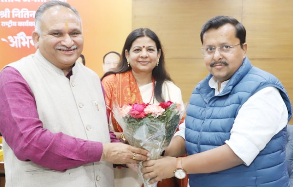 सोनीपत: मेयर राजीव जैन एवं पूर्व मंत्री कविता जैन भाजपा के नवनियुक्त राष्ट्रीय कार्यकारी अध्यक्ष नितिन नबीन को बधाई देते हुए। सोनीपत: मेयर राजीव जैन एवं पूर्व मंत्री कविता जैन भाजपा के नवनियुक्त राष्ट्रीय कार्यकारी अध्यक्ष नितिन नबीन को बधाई देते हुए।