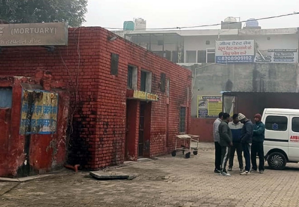 मृतक के शव का पोस्टमार्टम करवाने आए परिजन।