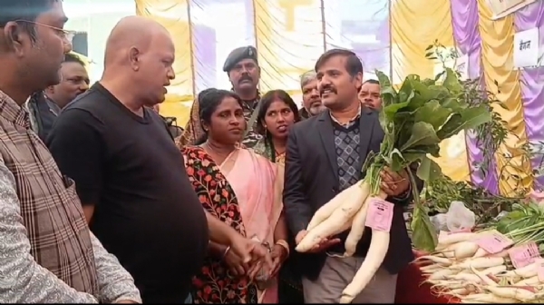 सब्जियों के बारे में जानकारी लेते विधायक अरूप चटर्जी सब्जियों के बारे में जानकारी लेते विधायक अरूप चटर्जी