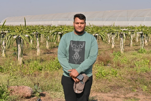 ग्राम बगाैद में अपने खेत के सामने खड़े हुए साहिल बैस। ग्राम बगाैद में अपने खेत के सामने खड़े हुए साहिल बैस।