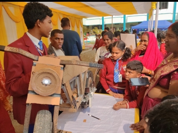 बाइक मॉडल को देखते छात्रगण बाइक मॉडल को देखते छात्रगण