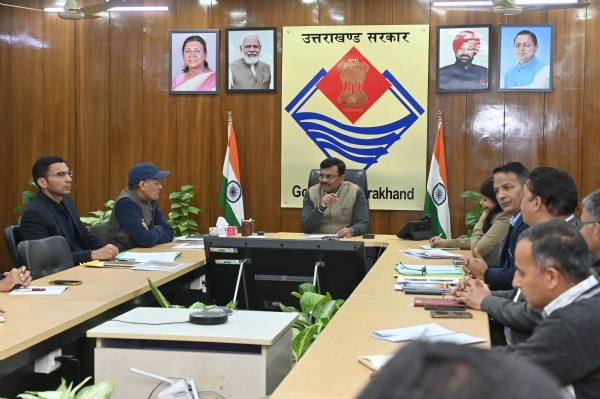 अधिकारियों के साथ चर्चा करते मुख्य सचिव। अधिकारियों के साथ चर्चा करते मुख्य सचिव।