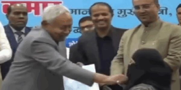 मुख्यमंत्री नीतीश की हिजाब विवाद वाली तस्वीर मुख्यमंत्री नीतीश की हिजाब विवाद वाली तस्वीर