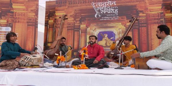 तानसेन की जन्मस्थली बेहट में सजी अंतिम दिवस की प्रातःकालीन सभा तानसेन की जन्मस्थली बेहट में सजी अंतिम दिवस की प्रातःकालीन सभा