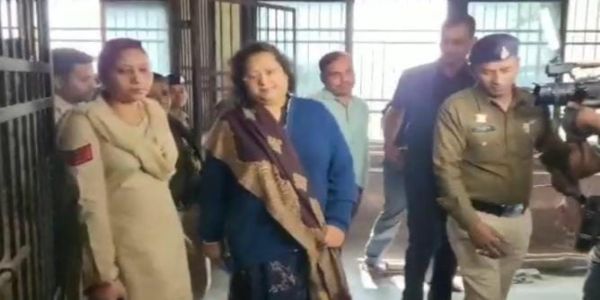 ईडी और पुलिस की टीम सौम्या चौरसिया को स्पेशल कोर्ट रायपुर में पेश करते हुए