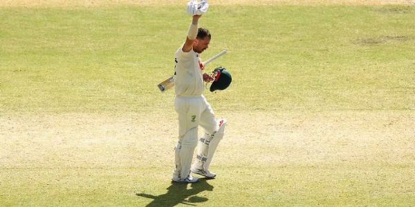 शतक लगाने के बाद जश्न मनाते ट्रैविस हेड शतक लगाने के बाद जश्न मनाते ट्रैविस हेड