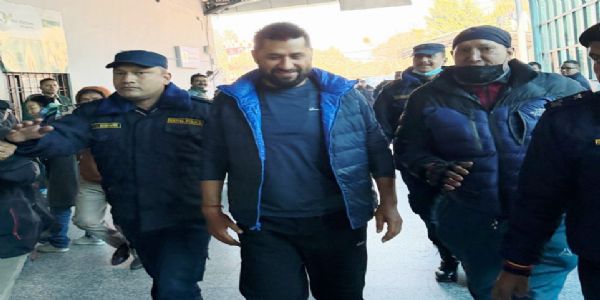 विमान से भैरहवा ले जाने के क्रम में काठमांडू एयरपोर्ट पर रवि लामिछाने