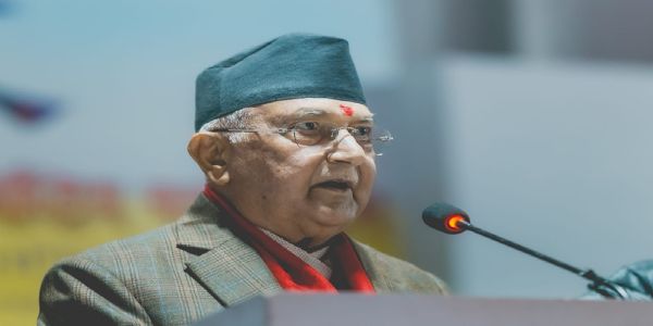 पार्टी के नवनियुक्त पदाधिकारियों को शपथ दिलाते ओली पार्टी के नवनियुक्त पदाधिकारियों को शपथ दिलाते ओली