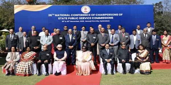 हैदराबाद में तेलंगाना लोक सेवा आयोग द्वारा आयोजित लोक सेवा आयोगों के अध्यक्षों के राष्ट्रीय सम्मेलन के उद्घाटन के मौके पर राष्ट्रपति मुर्मु